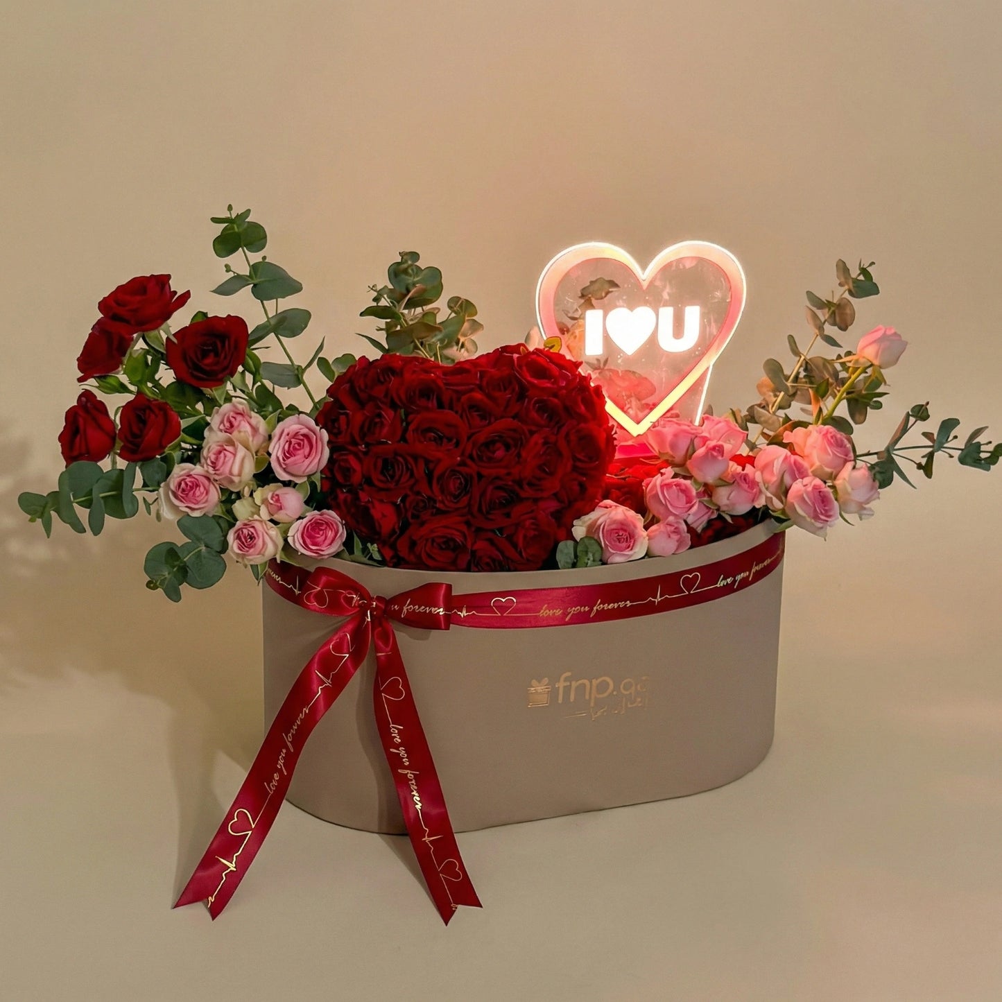 تنسيق زهور الحب الأبدي لعيد الحب