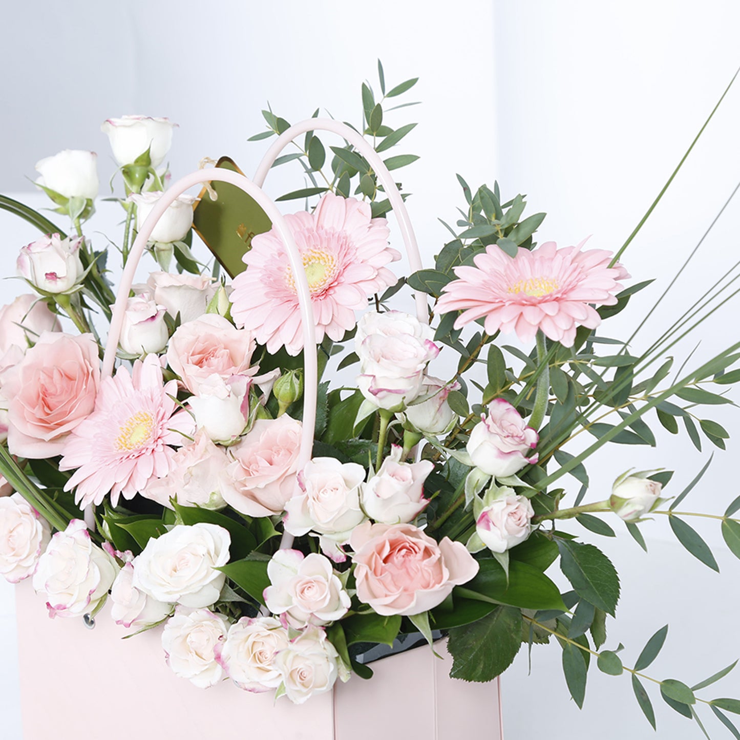 Gerbera & Rose Radiance: A Stunning Floral Arrangement