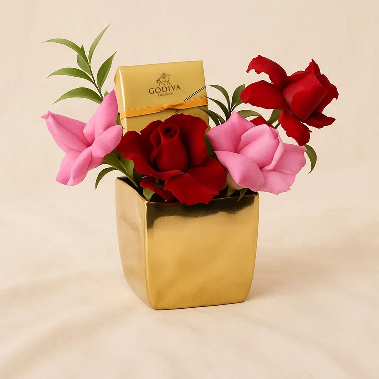 Elegant Godiva and Roses Arrangement in a Luxurious Gold Vase