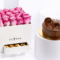 باقة من الورود الوردية والشوكولاتة الفاخرة مع كعكة الفادج