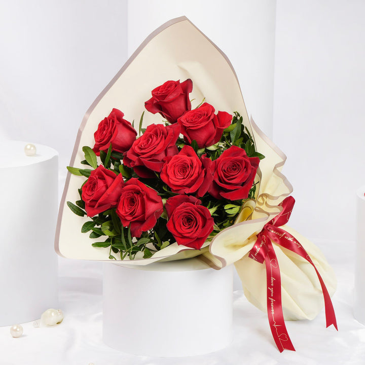 زهور العشاق: باقة 9 ورود حمراء أنيقة بأوراق البيستاشيا