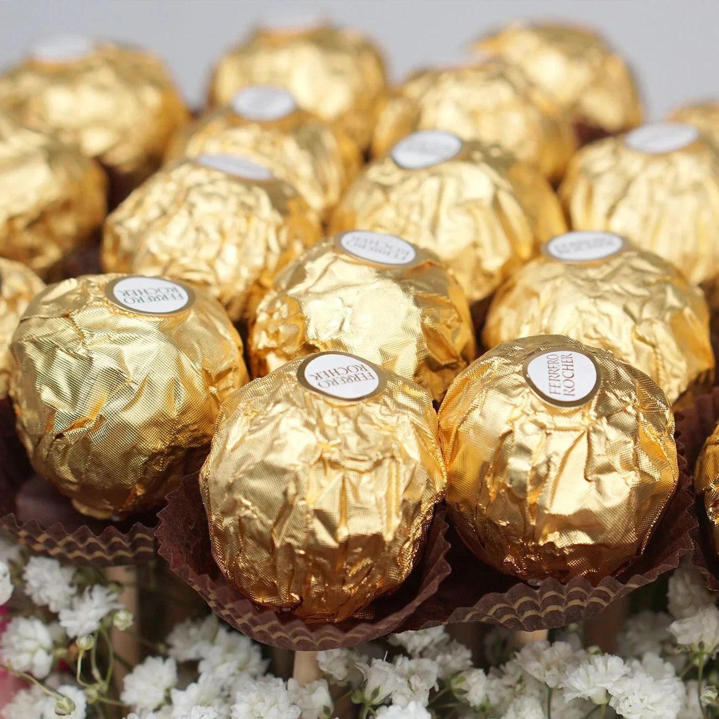 ترتيب أزهار وردية أنيق مع فيريرو روشيه في صندوق فاخر