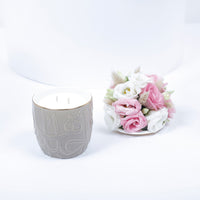 شمعة منزلية بنكهة النعناع مع ترتيب زهور الليسيانثوس الوردي والأبيض