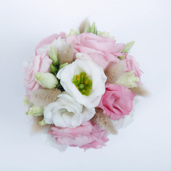 شمعة منزلية بنكهة النعناع مع ترتيب زهور الليسيانثوس الوردي والأبيض