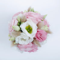 شمعة منزلية بنكهة النعناع مع ترتيب زهور الليسيانثوس الوردي والأبيض