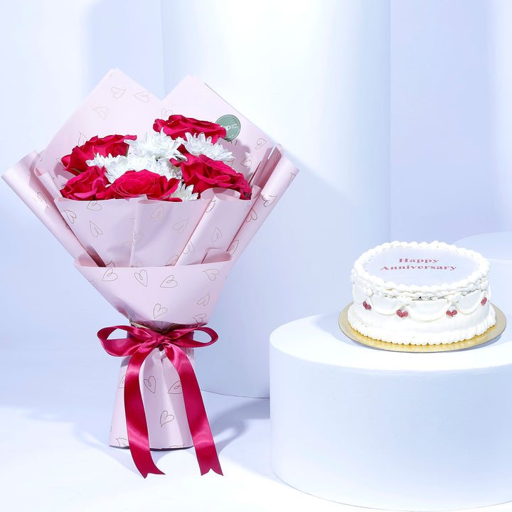 باقة زهور عيد الزواج الأنيقة مع كعكة مخملية حمراء