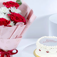 باقة زهور عيد الزواج الأنيقة مع كعكة مخملية حمراء