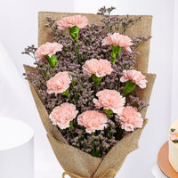 باقة زهور القرنفل الوردي وكعكة الشوكولاتة لأمي