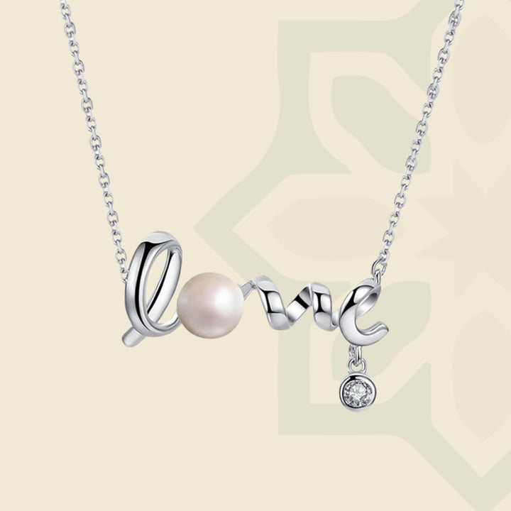 قلادة بخط 'الحب' من الفضة مع لؤلؤة