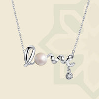 قلادة بخط 'الحب' من الفضة مع لؤلؤة