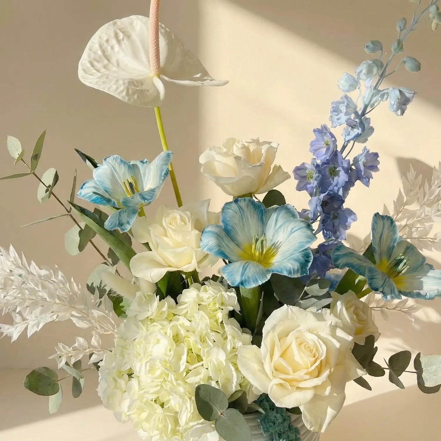 أريج المحيط: ترتيب زهور أنيق في وعاء أبيض