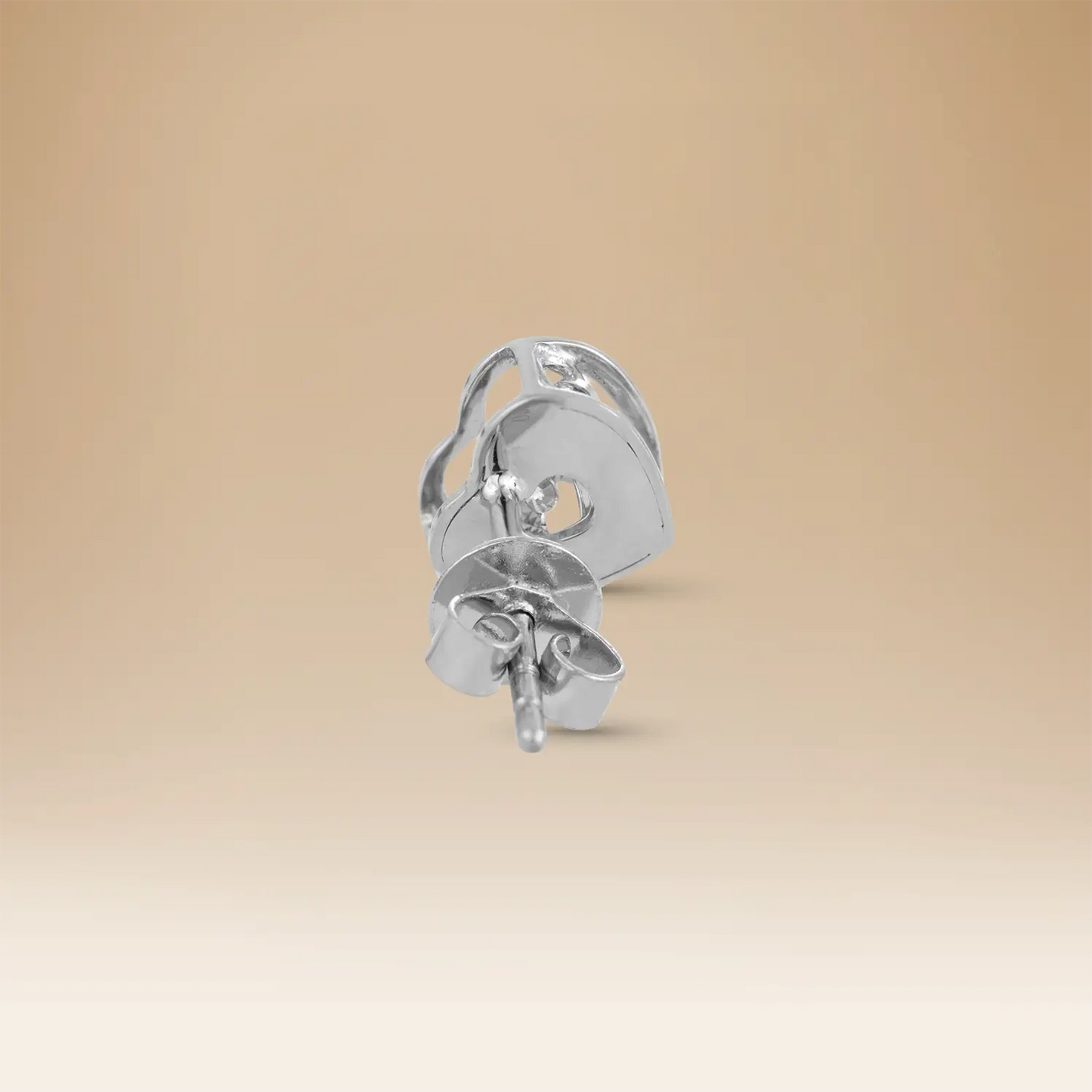 أقراط أومنيا بتصميم قلب في الذهب الأبيض عيار 18 مع الألماس