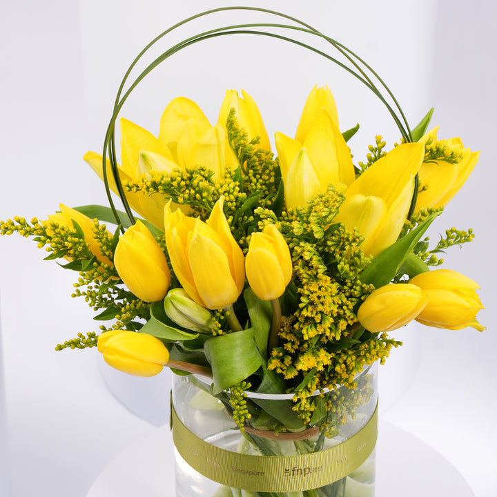 أوتانتيك هوم - شمعة روز مارين الفاخرة مع مزهرية زهور التوليب الصفراء