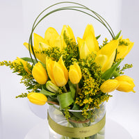 أوتانتيك هوم - شمعة روز مارين الفاخرة مع مزهرية زهور التوليب الصفراء