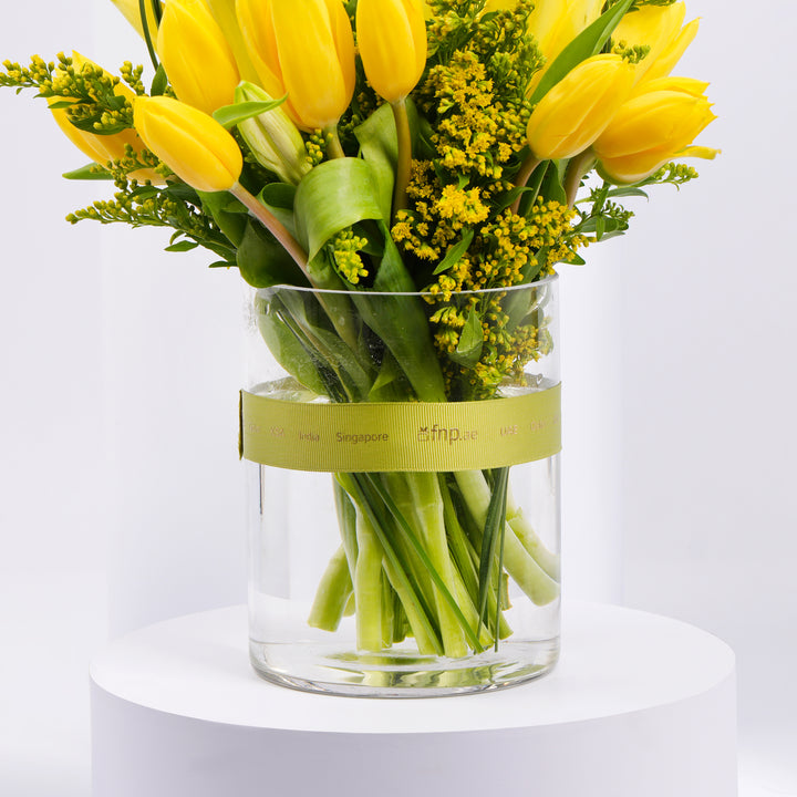 أوتانتيك هوم - شمعة روز مارين الفاخرة مع مزهرية زهور التوليب الصفراء