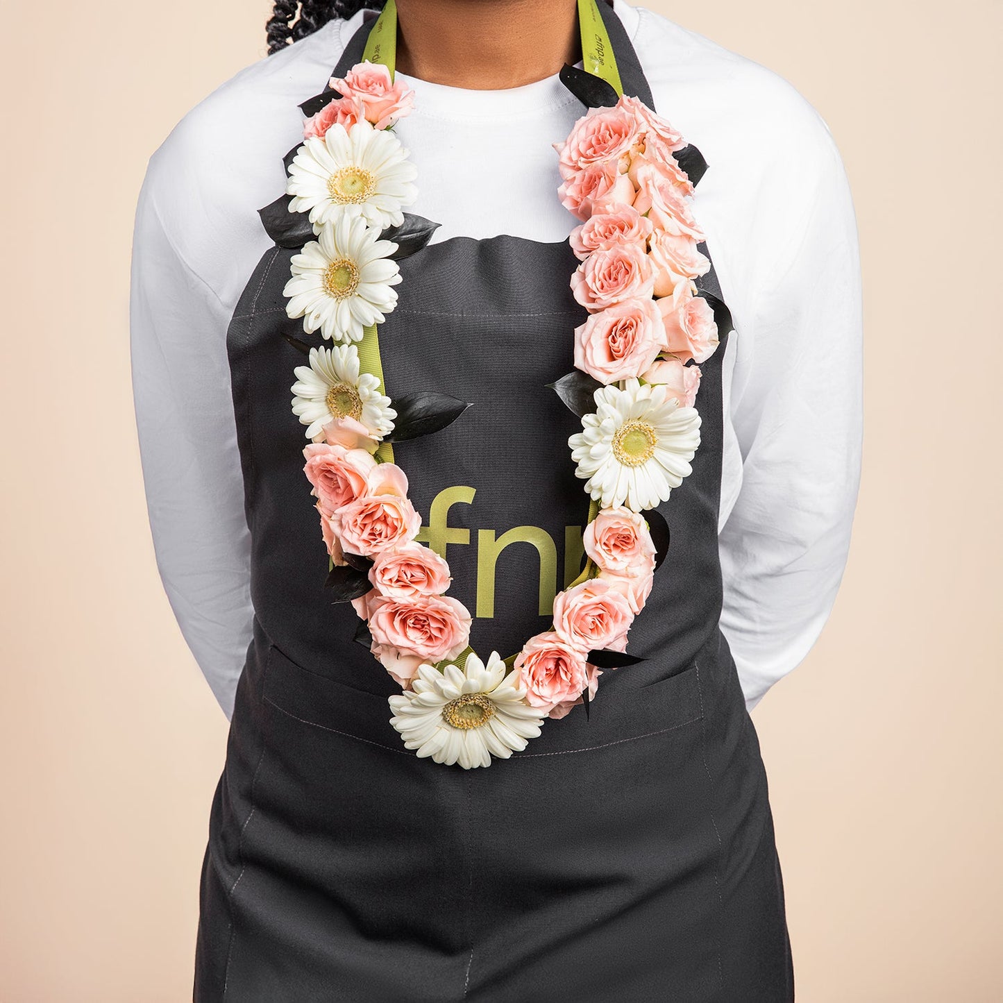 Petals of Pride: Elegant Peach Rose and White Gerbera Garland