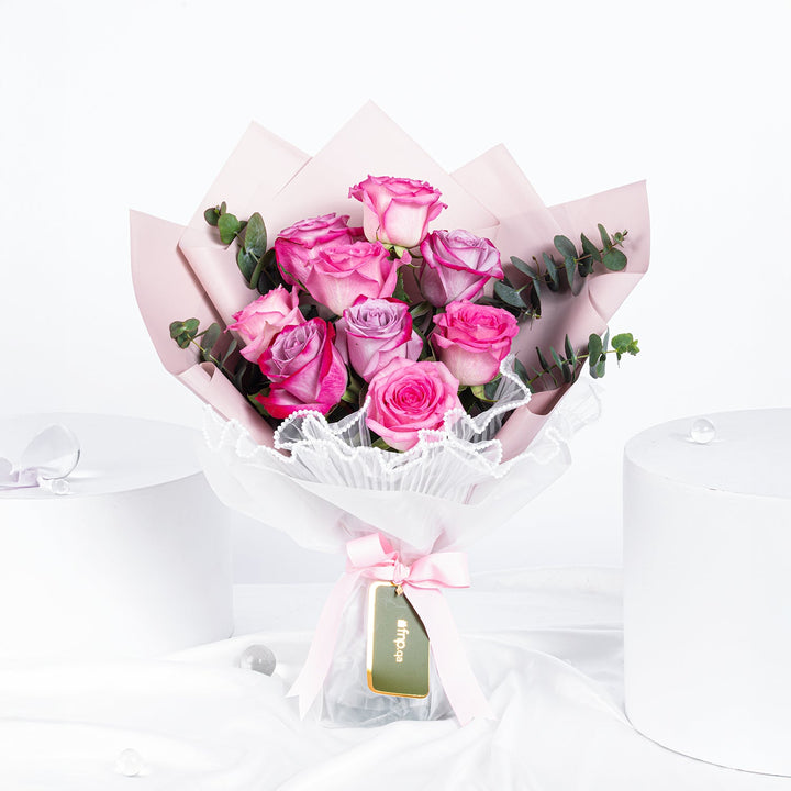 باقة ورود الملكة الأنيقة - سيمفونية من الورود الوردية والبنفسجية