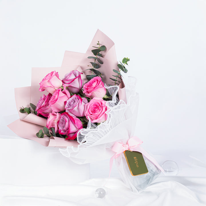 باقة ورود الملكة الأنيقة - سيمفونية من الورود الوردية والبنفسجية