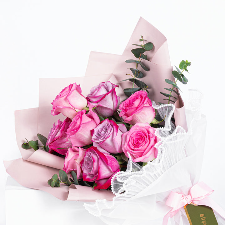 باقة ورود الملكة الأنيقة - سيمفونية من الورود الوردية والبنفسجية