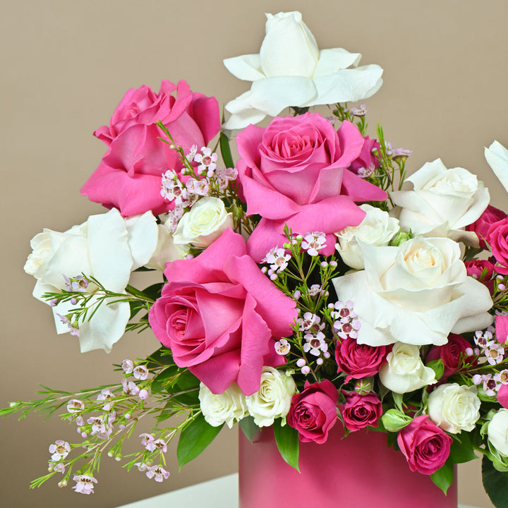 تنسيق أزهار رومانسي أنيق في صندوق وردي