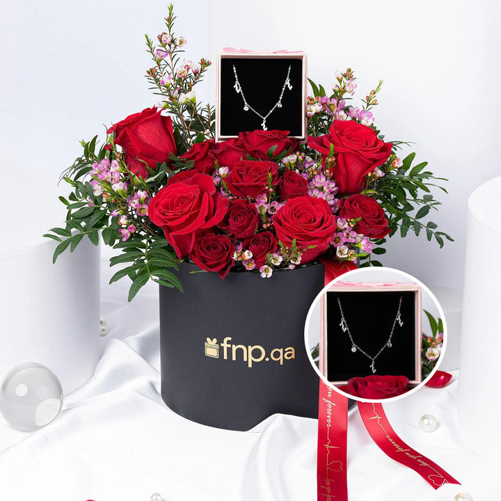 ورود حمراء رومانسية مع عقد حب فضي فاخر