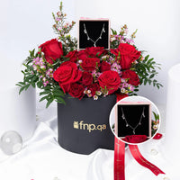 ورود حمراء رومانسية مع عقد حب فضي فاخر