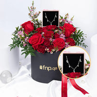 ورود حمراء رومانسية مع عقد حب فضي فاخر