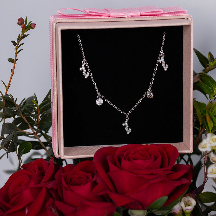 ورود حمراء رومانسية مع عقد حب فضي فاخر