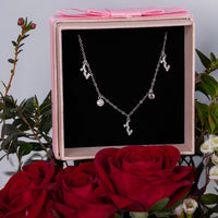 ورود حمراء رومانسية مع عقد حب فضي فاخر