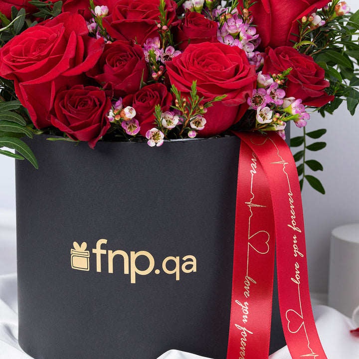 ورود حمراء رومانسية مع عقد حب فضي فاخر