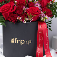 ورود حمراء رومانسية مع عقد حب فضي فاخر