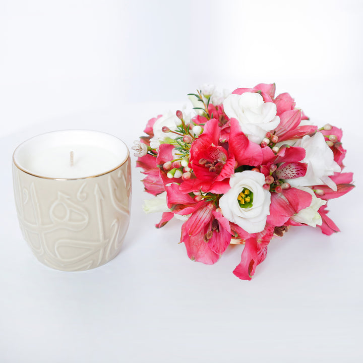 طقم هدايا أنيق: شمعة ديوان روز مارين مع باقة زهور