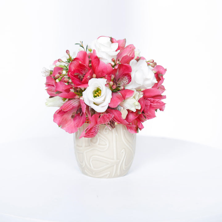 طقم هدايا أنيق: شمعة ديوان روز مارين مع باقة زهور