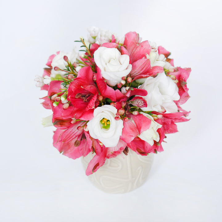 طقم هدايا أنيق: شمعة ديوان روز مارين مع باقة زهور