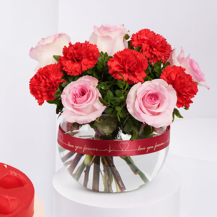 تنسيق ورود وقرنفل أنيق مع كعكة شوكولاتة فاخرة 500 جم