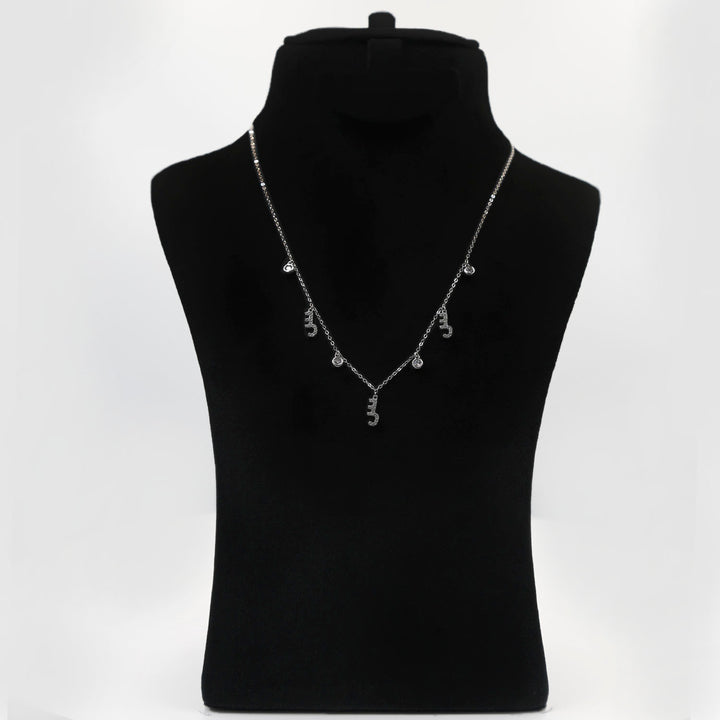 قلادة فضية أنيقة بحرف س العربي - ماركة جليتر