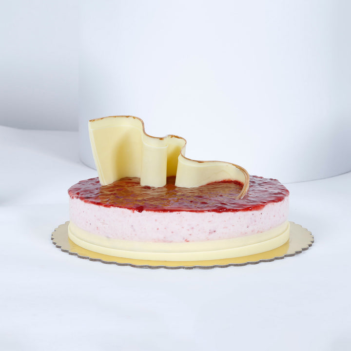 Delicious 1 kg Strawberry Cheesecake with Decorative White Chocolate Topping