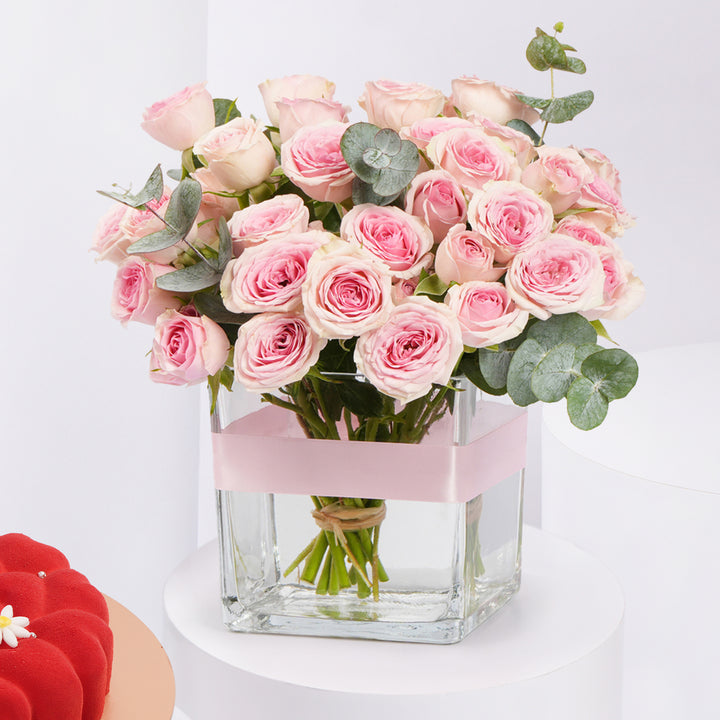 ترتيب ورود وردية رومانسية مع كعكة ريد فيلفيت فاخرة - 500 جم