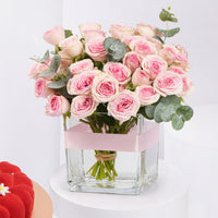 ترتيب ورود وردية رومانسية مع كعكة ريد فيلفيت فاخرة - 500 جم