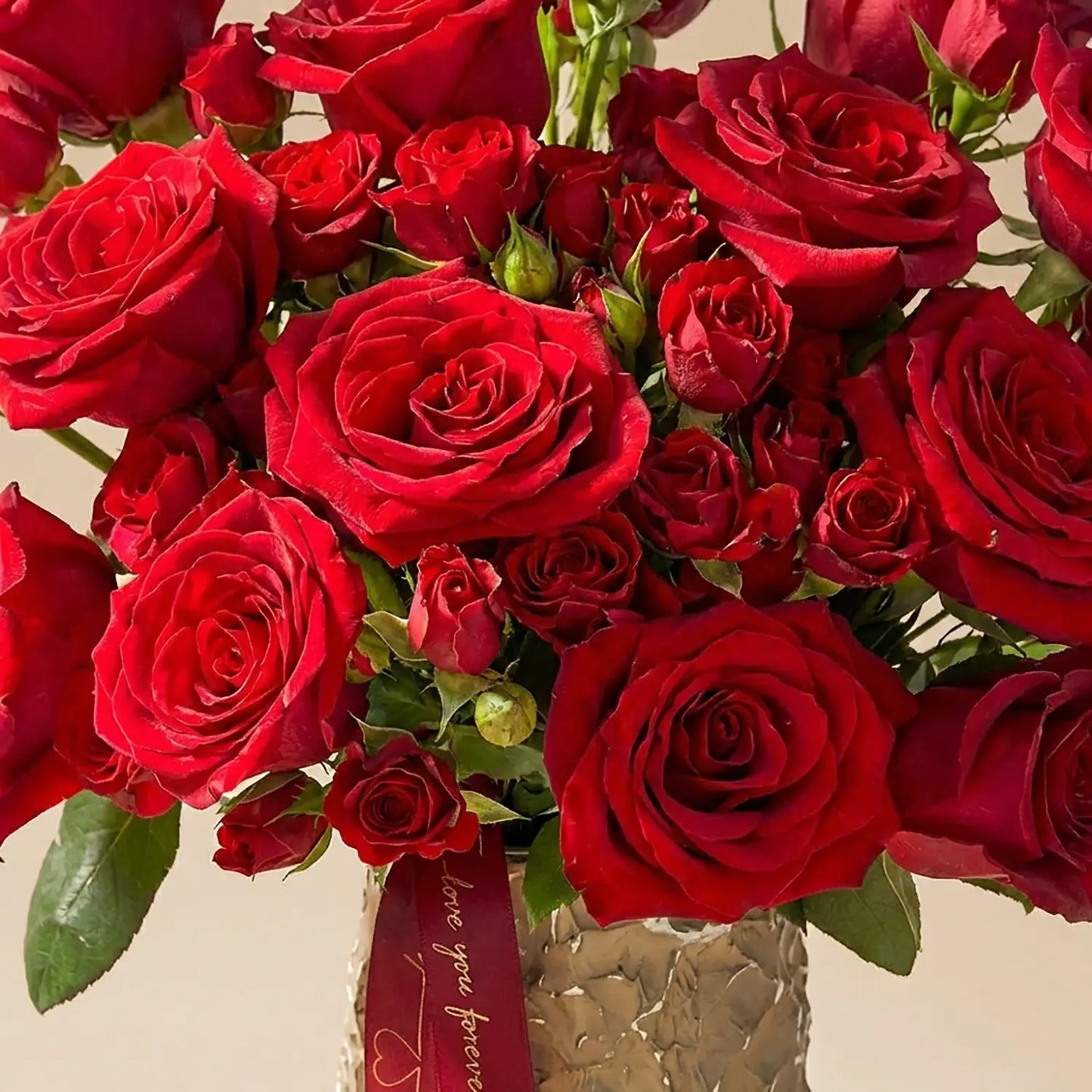 باقة ورود حمراء مخملية أبدية مع مزهرية أنيقة