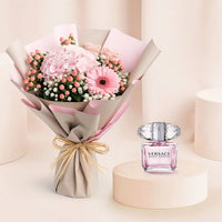 عطر فيرساتشي برايت كريستال مع باقة زهور وردية أنيقة