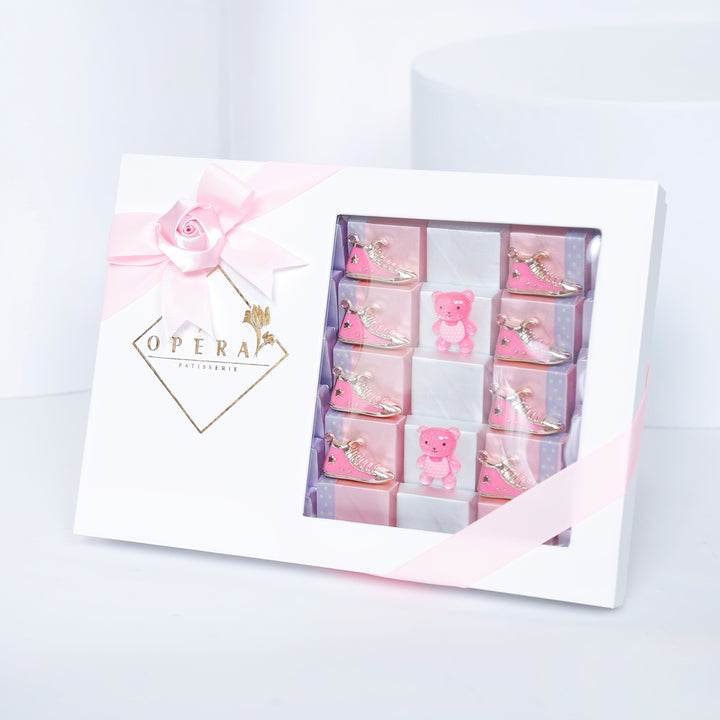 علبة شوكولاتة مرحبًا بالطفلة | مجموعة هدايا أنيقة من أوبرا باتيسيري