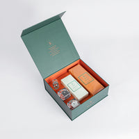 صندوق هدايا كينوز الفاخر مع باقة زهور بيضاء أنيقة