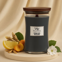 شمعة وودويك الكبيرة بشكل الساعة الرملية | عقيق المساء - تجربة عطرية فاخرة