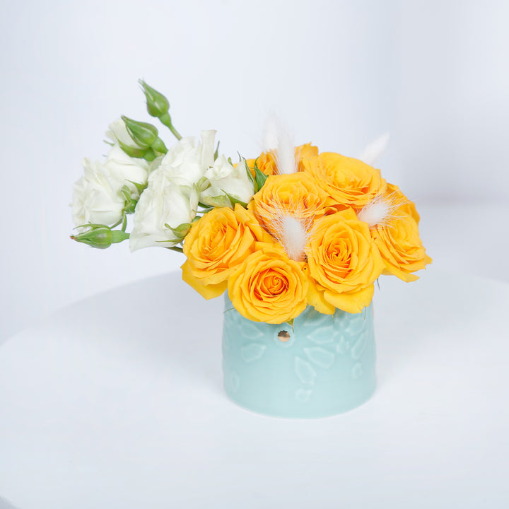 مجموعة هدايا فاخرة من البخور مع زهور صفراء ومبخرة بورسلين