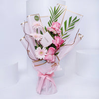 عقد الحب الفضي الأنيق مع باقة ورود وجربيرا وردية رائعة