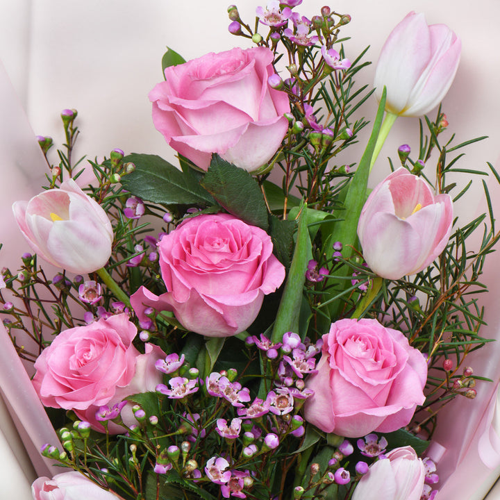 باقة أنيقة من الورود الحمراء والتوليب الساحر