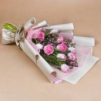 باقة أنيقة من الورود الحمراء والتوليب الساحر