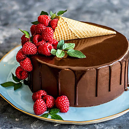 كيك مخروط الآيس كريم بالشوكولاتة مع التوت الطازج