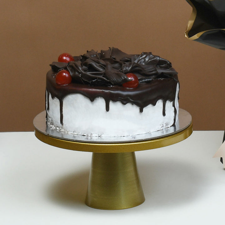 باقة ورد خوخي أنيقة مع كعكة بلاك فورست شهية